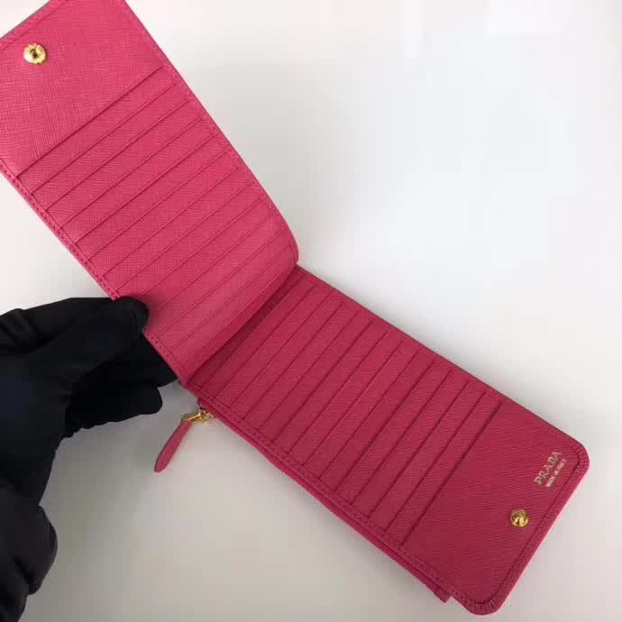 【原版皮】普拉达/Prada 卡包，男女通用款，选用十字纹牛皮裁制而成，点缀金色散字唛徽标，超大容量