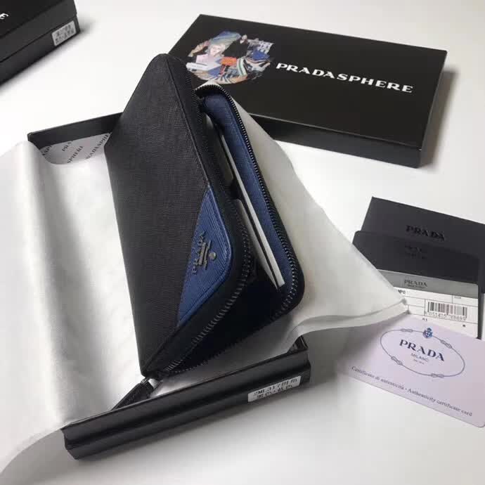 【原版皮】普拉达/Prada 拉链钱夹，选用十字纹小牛皮裁制而成，边角点缀三角散字徽标，经典之作，简单时尚，款号：2ML317