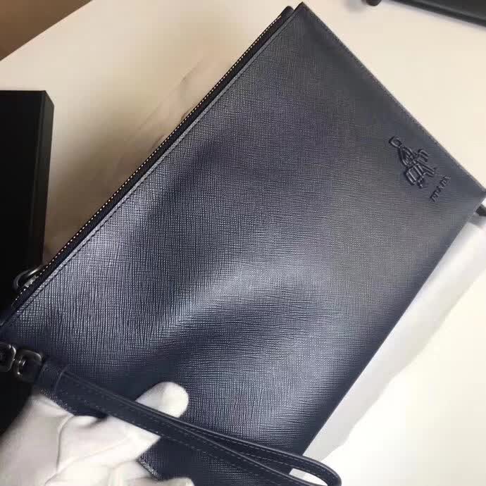 【原版皮】普拉达/Prada 男士手包，选用十字纹小牛皮裁制而成，边角点缀同色小公仔徽标，尽显高档时尚，低调而又奢华，款号：2NG005