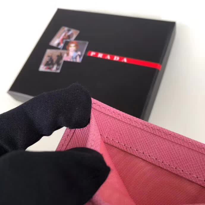 【原版皮】普拉达/Prada 短款钱夹，选用十字纹小牛皮裁制而成，点缀金色散字唛徽标，简单实用，提升个人品味的一款，款号：1M0204