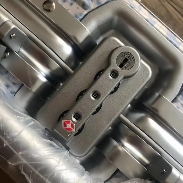 迪奥Dior X 日默瓦/RiMoWa 独家定制款化妆箱，汇集艺术,时尚与设计，领先时装周发售，体现精湛的手工匠艺和专业技术