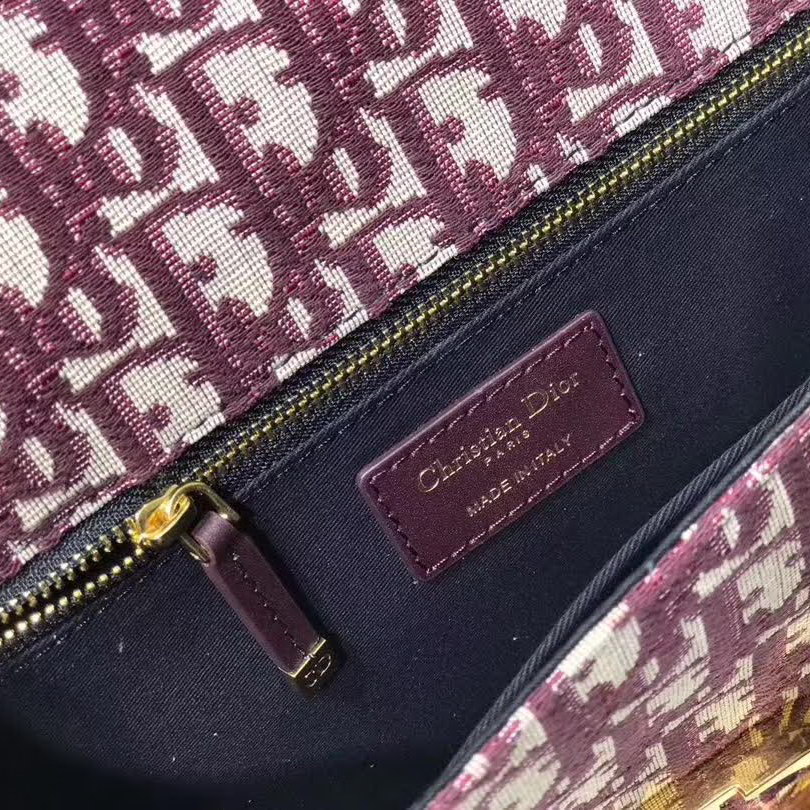 【原版皮】迪奥/Dior 30 MONTAIGNE手袋，选用Oblique提花帆布搭配同色系牛皮皮革裁制而成，饰以标志性“CD”字母锁扣，背面点缀30 Montaigne立体压印装饰，款号：M9203