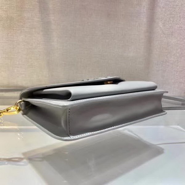 【原版皮】普拉达/Prada 肩背包，诠释精致的极简主义设计格调，一枚金属徽标点缀其上，昭示品牌身份，可拆卸可调式皮革肩带，又可当手包，内配可拆卸镜子，款号： 1BP020