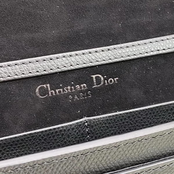 【原版皮】迪奥/Dior 30Montaigne 腰包WOC二合一，采用多功能设计，正面饰以CD元素，展现30 Montaigne系列产品的标志性外观，可搭配腰带佩戴，肩背，斜挎或作为手拿包使用