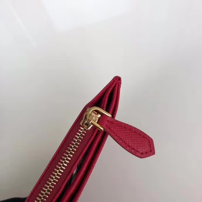 【原版皮】普拉达/Prada 卡包，男女通用款，选用十字纹牛皮裁制而成，点缀金色散字唛徽标，超大容量