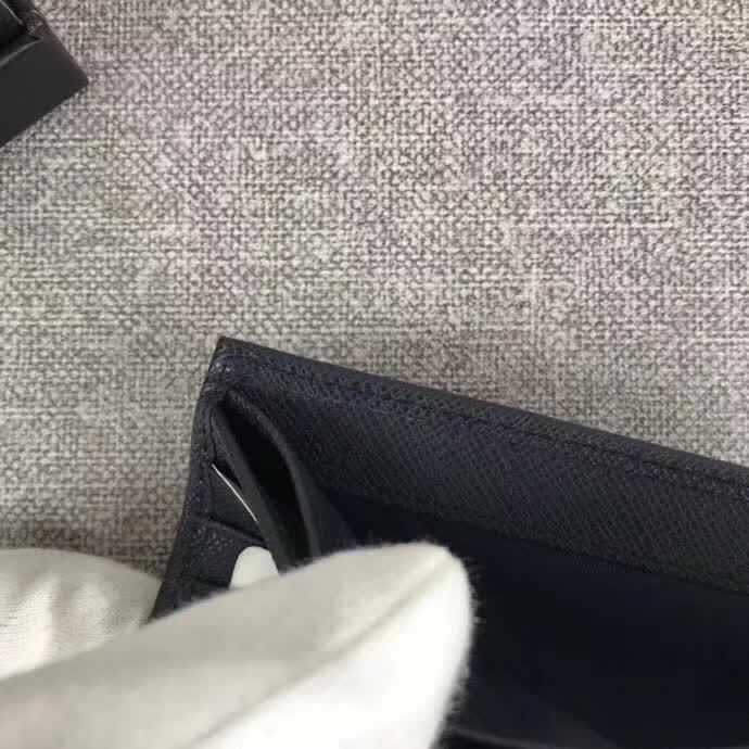 【原版皮】普拉达/Prada 短款钱夹，选用十字纹小牛皮裁制而成，边角点缀散字唛标识，经典之作，简单时尚，款号：2M0513