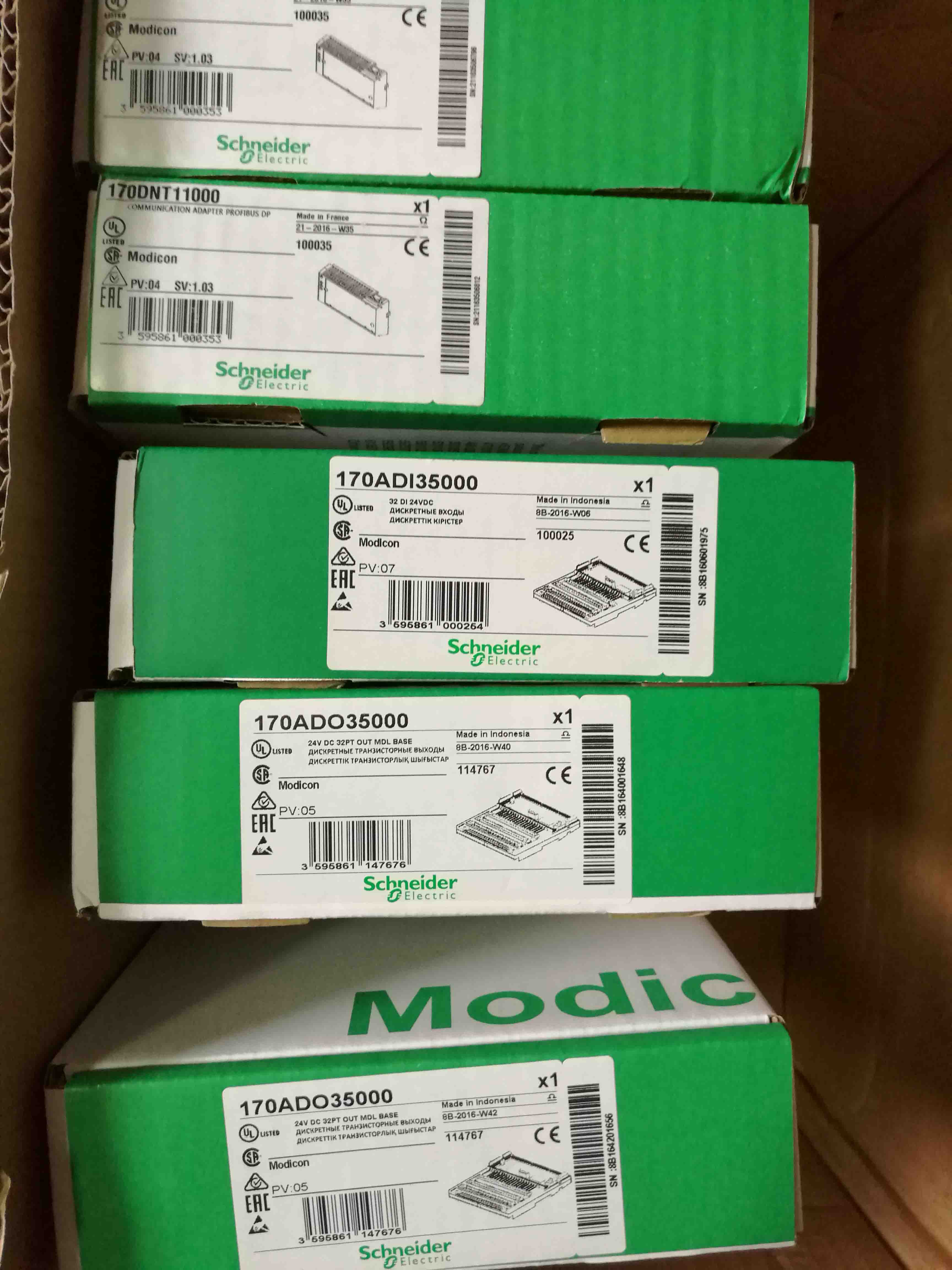 170ADO35000 Schneider Discrete output module Modicon Momentum Original Factory Sealed New