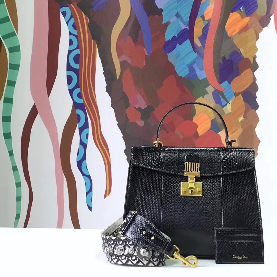 【原版皮】迪奥/Dior 手提包，选用蛇皮纹小牛皮裁制而成，饰以品牌标识字母锁扣，低调奢华，简约时尚