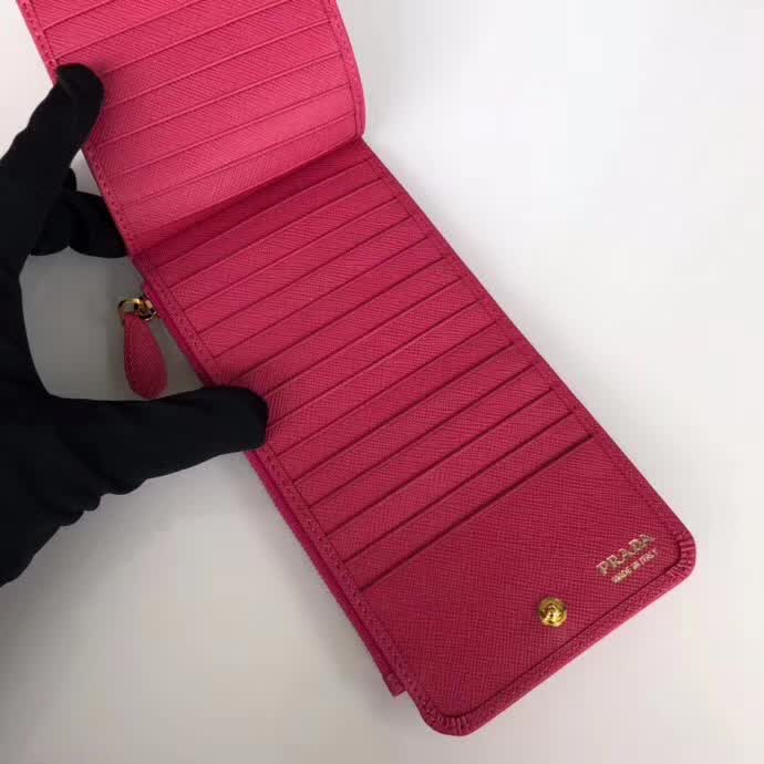 【原版皮】普拉达/Prada 卡包，男女通用款，选用十字纹牛皮裁制而成，点缀金色散字唛徽标，超大容量