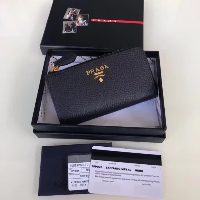 【原版皮】普拉达/Prada 钥匙包，车钥匙包，选用十字纹小牛皮裁制而成，点缀金色散字唛，简单实用，男女通用款，款号：1PP026