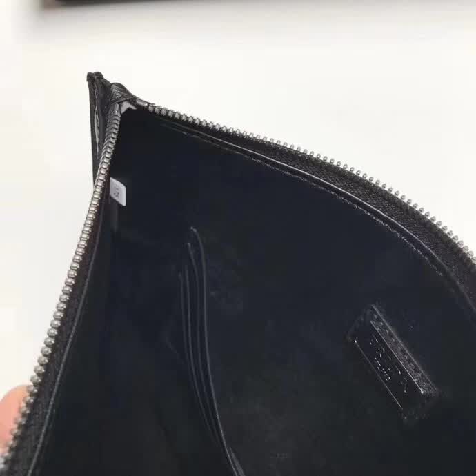 【原版皮】普拉达/Prada 男士手包，选用十字纹小牛皮裁制而成，边角点缀拼色皮革字唛徽标，款号：2NG005