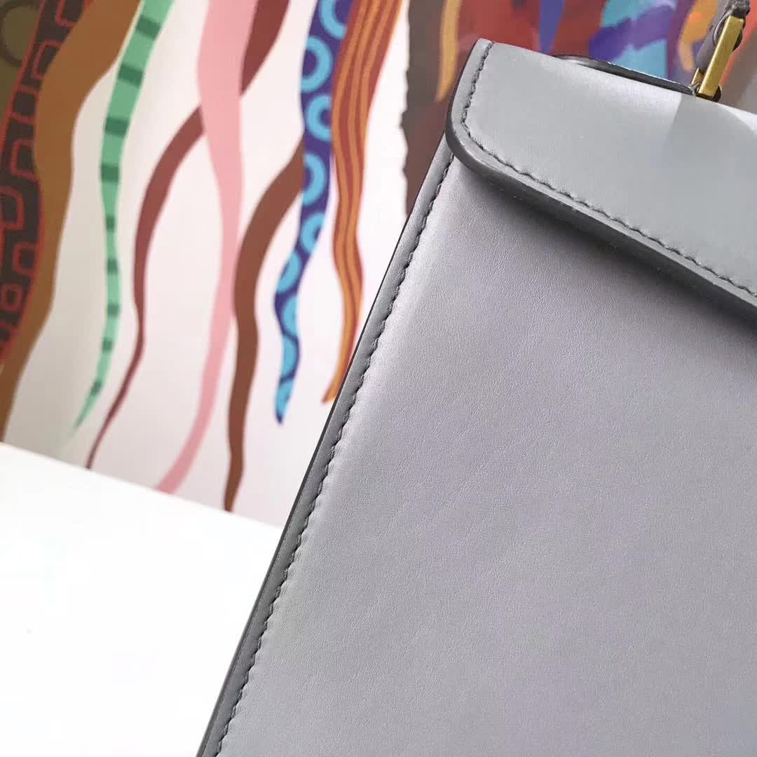 【原版皮】迪奥/Dior 手提包，选用平纹小牛皮裁制而成，饰以品牌标识字母锁扣，低调奢华，简约时尚