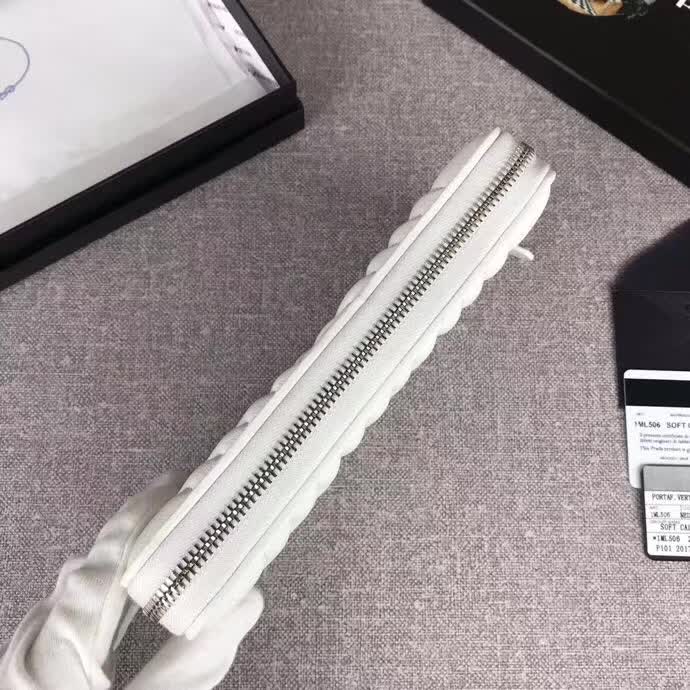 【原版皮】普拉达/Prada 拉链钱夹，选用纳帕牛皮裁制而成，点缀散字唛徽标，精湛走线均匀整齐，款号：1ML506