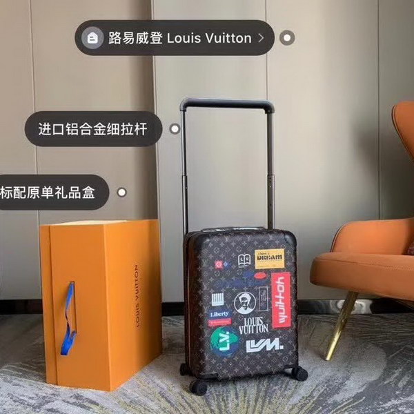 路易威登/LV Horizon 50拉杆箱，以个性创意革传奇经典，为标志性Monogram帆布点缀旅行贴饰，皮革边角保护和超大外置拉杆丰富智慧细节，打造优雅且实用的旅行伴侣