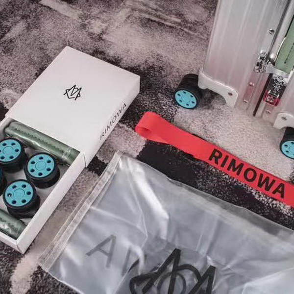 日默瓦/Rimowa 旅行箱，全​铝​镁‎合金，经典款​的新版‎本，彩色皮质把手，购买就送透明套，4个轮子，2个手把，绑带，想怎么换就怎么换，永远是街头机场最靓的你