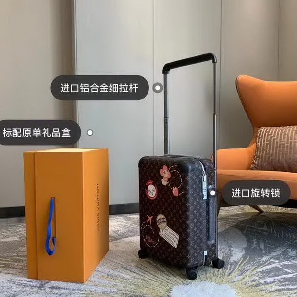 路易威登/LV Horizon 50拉杆箱，以个性创意革传奇经典，为标志性Monogram帆布点缀旅行贴饰，皮革边角保护和超大外置拉杆丰富智慧细节，打造优雅且实用的旅行伴侣