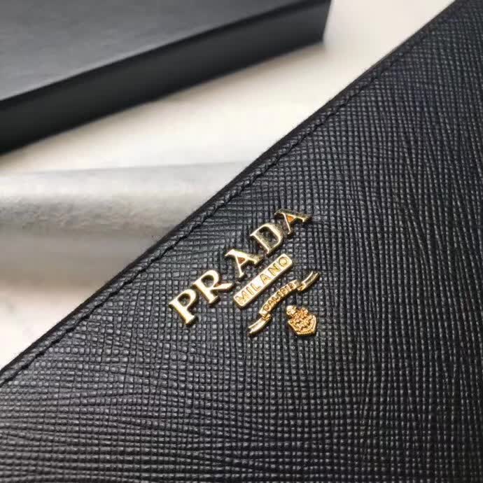 【原版皮】普拉达/Prada 拉链钱夹，选用十字纹小牛皮裁制而成，正面点缀金色散字徽标，尽显高档时尚，低调而又奢华，款号：1ML506