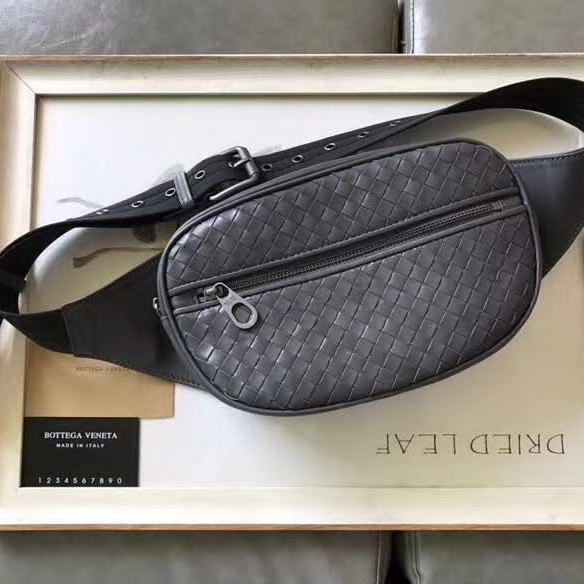 【原版皮】葆蝶家/Bottega Veneta 胸包，经典爆款，选用高光胎牛皮裁制而成，搭配哑锖色五金，所有材料都精挑细选