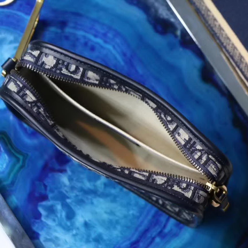 【原版皮】迪奥/Dior 相机包，选用Oblique提花帆布搭配同色系牛皮皮革裁制而成，大大的D字扣的手拎设计五金，随意又摩登，谁用谁时髦