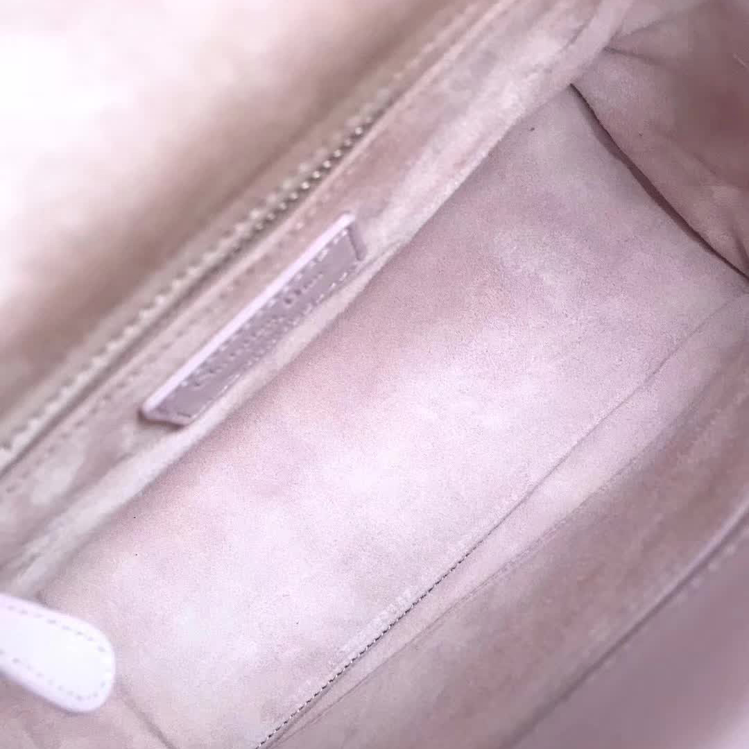 【原版皮】迪奥/Dior 戴妃包，磨砂系列，选用小牛皮绗缝藤格纹，饰有 Ultra matte 饰面金属配饰