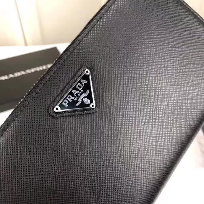 【原版皮】普拉达/Prada 拉链钱夹，选用十字纹小牛皮裁制而成，正面点缀三角唛徽标，经典之作，简单时尚，款号：1ML506