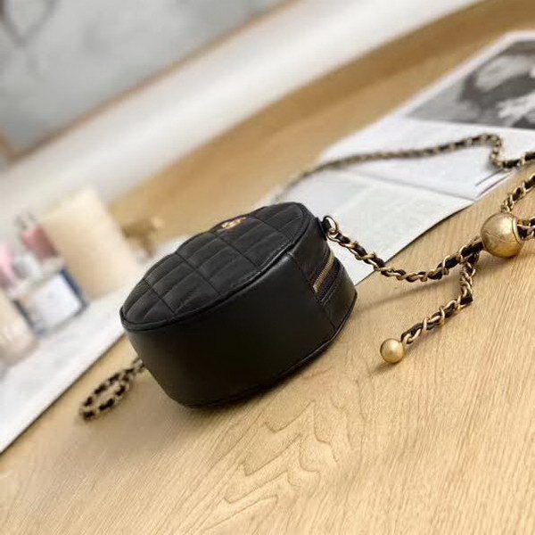 【原版皮】香奈儿/Chanel 金球系列小圆饼包，采用小羊皮精心裁制而成，柔软细腻搭配这季最火爆的链条，神奇的小金球能控制肩带长短，平时出门带的口红车钥匙纸巾都能放，款号：AS0366