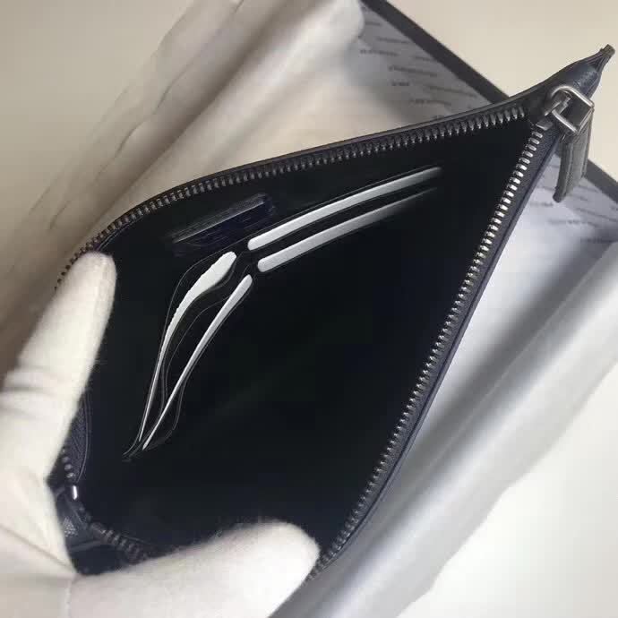 【原版皮】普拉达/Prada 男士手包，选用十字纹小牛皮裁制而成，边角点缀同色小公仔徽标，尽显高档时尚，低调而又奢华，款号：2NG005