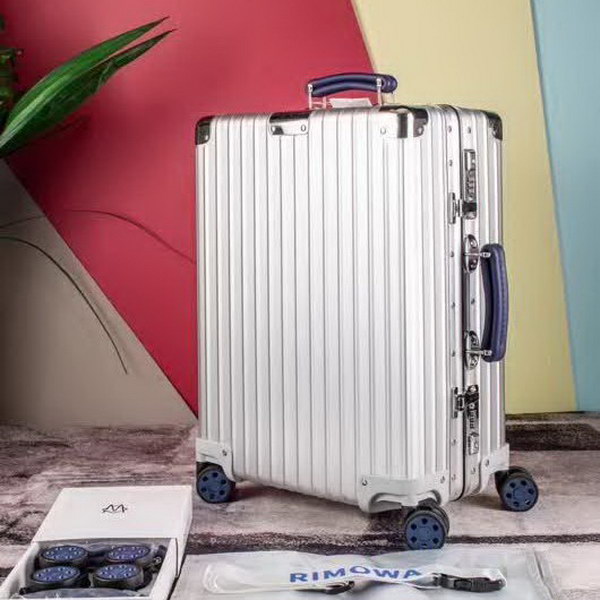 日默瓦/Rimowa 旅行箱，全​铝​镁‎合金，经典款​的新版‎本，彩色皮质把手，购买就送透明套，4个轮子，2个手把，绑带，想怎么换就怎么换，永远是街头机场最靓的你