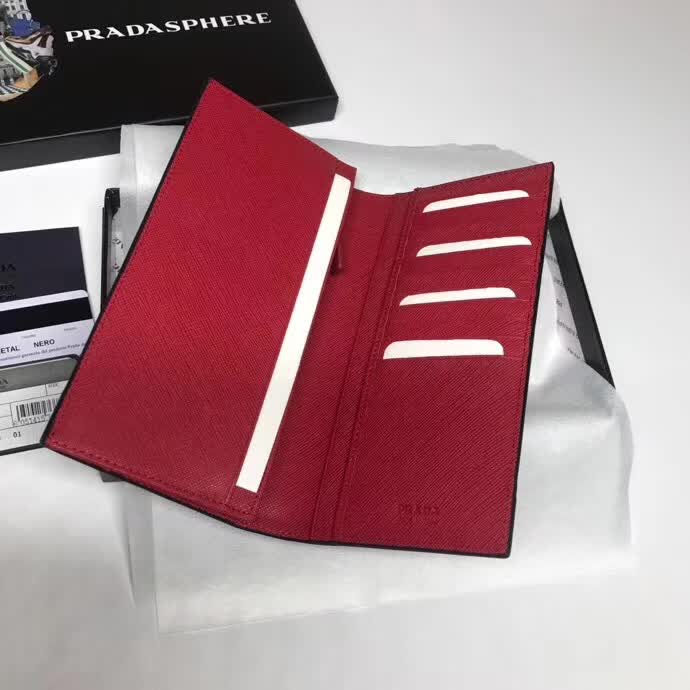 【原版皮】普拉达/Prada 西装钱夹，选用十字纹牛皮裁制而成，饰以菱形拼色，精湛走线均匀整齐，油边顺滑，款号：2MV836