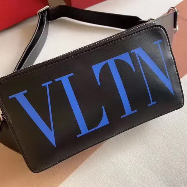 【原版皮】华伦天奴/Valentino 腰包，采用进口南非皮精心裁制而成，涂鸦大logo，简易设计，容量大，男生女生都可以用哦，款号：0056