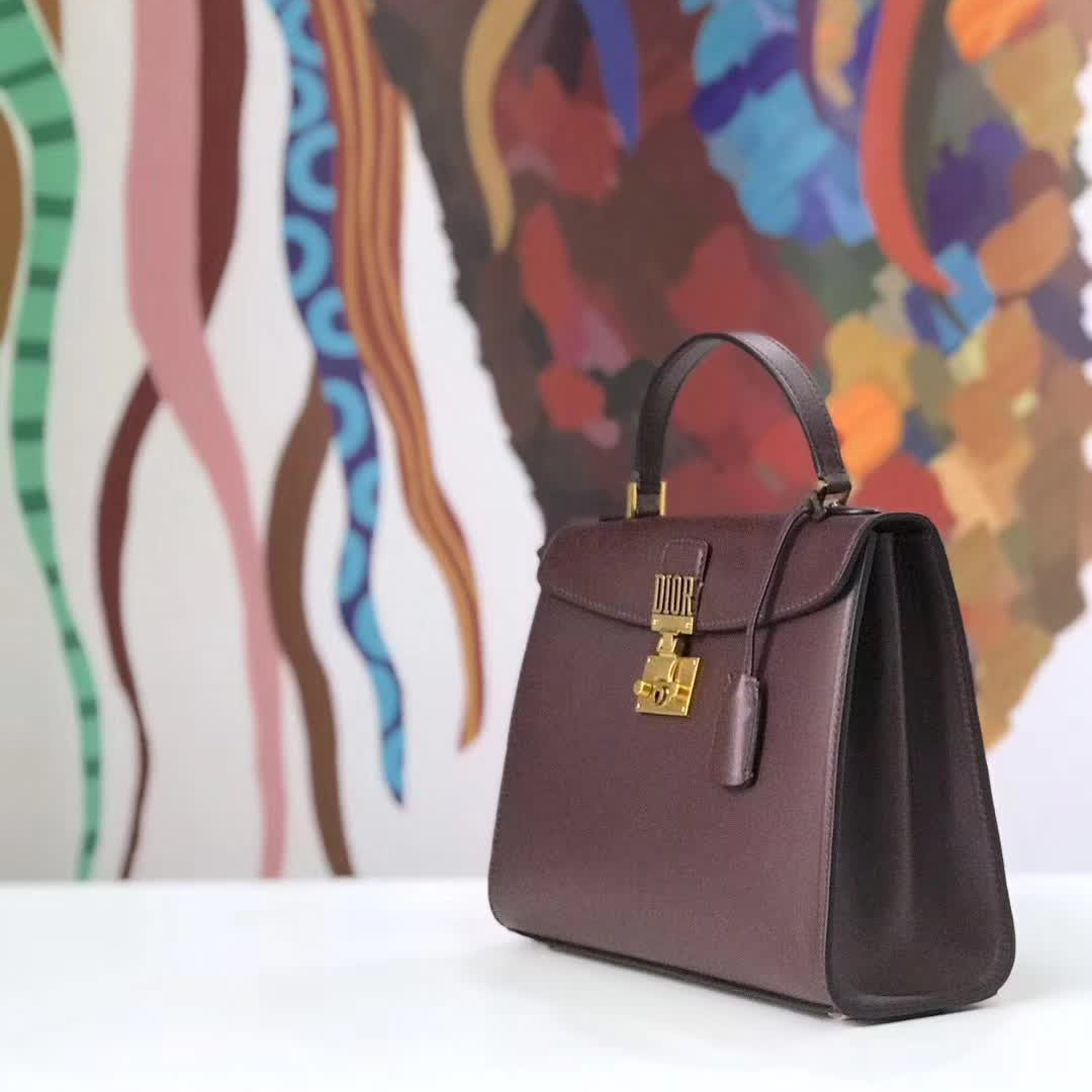 【原版皮】迪奥/Dior 手提包，选用平纹小牛皮裁制而成，饰以品牌标识字母锁扣，低调奢华，简约时尚