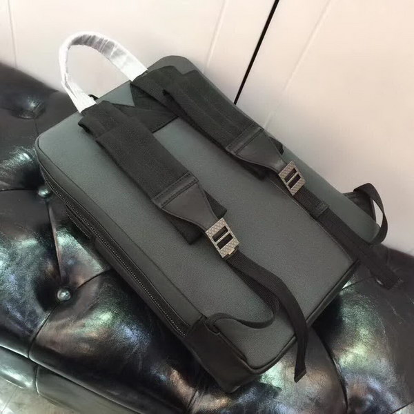 【原版皮】宝缇嘉/BV 男士双肩包，运用Meridian工艺制作，色彩绚丽，高度实用的同时又不失时尚风采，标志性刻花金属夹扣闭合，柔软加衬，有效保护高科技设备，款号：80187708