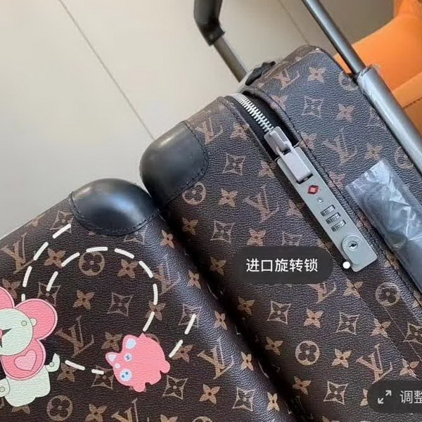 路易威登/LV Horizon 50拉杆箱，以个性创意革传奇经典，为标志性Monogram帆布点缀旅行贴饰，皮革边角保护和超大外置拉杆丰富智慧细节，打造优雅且实用的旅行伴侣