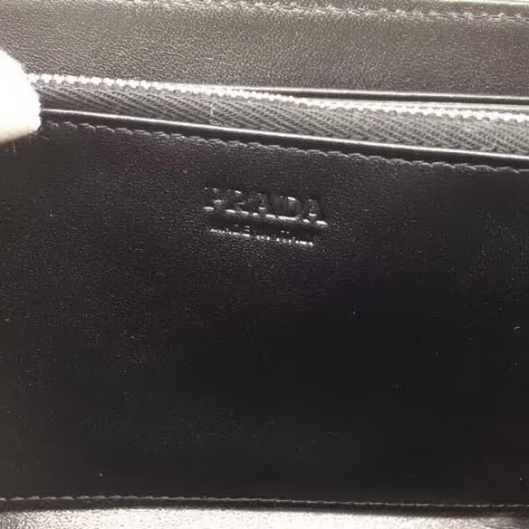 【原版皮】普拉达/Prada 拉链钱夹，选用十字纹牛皮裁制而成，饰以黑色经典丝印徽标，风格优雅简约，款号：2ML317