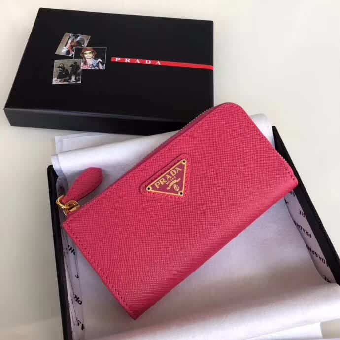 【原版皮】普拉达/Prada 钥匙包，车钥匙包，选用十字纹小牛皮裁制而成，点缀同色系三角唛徽标，简单实用，男女通用款，款号：1PP026