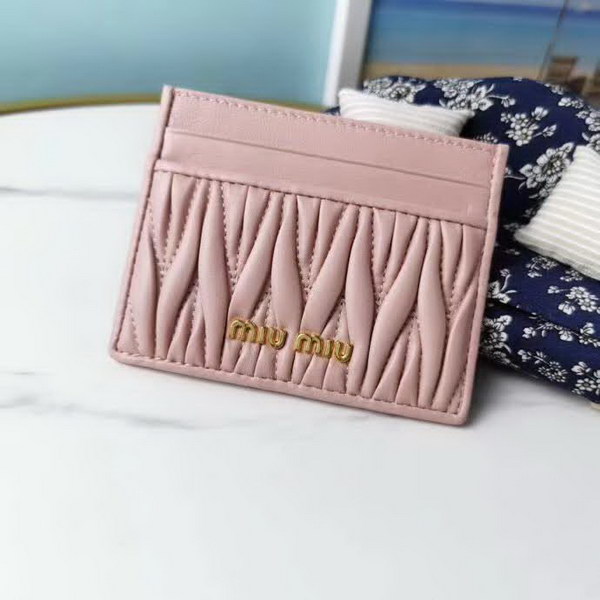 【原版皮】缪缪/Miu Miu 卡夹，采用小羊皮材质精心裁制而成，Matelasse花纹图案，内里标识烫字，Moire和皮革衬里，款号：5MC076