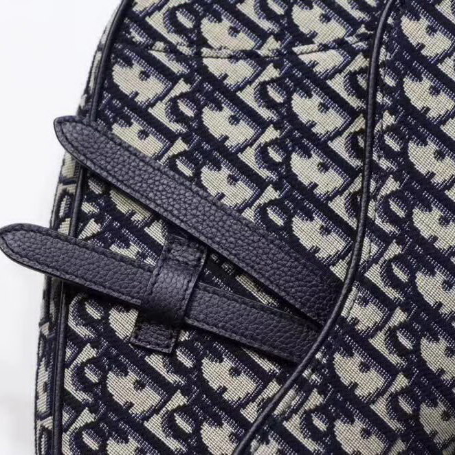 【原版皮】迪奥/Dior 马鞍包，选用Oblique提花帆布搭配同色系牛皮皮革裁制而成，饰有Christian Dior带扣细节，彰显出自由与独特个性，看起来帅气又低调