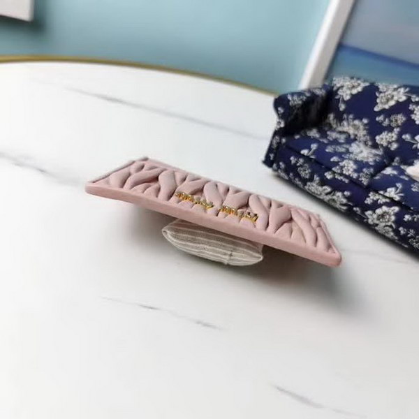 【原版皮】缪缪/Miu Miu 卡夹，采用小羊皮材质精心裁制而成，Matelasse花纹图案，内里标识烫字，Moire和皮革衬里，款号：5MC076