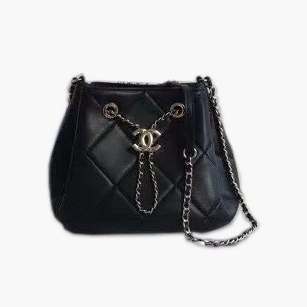 【原版皮】香奈儿/Chanel Mini小水桶包,上身简直太可爱了,这次的Hobo小水桶,长度刚好到腰部,相比之前的小水桶,这次最新款的水桶空格做得更加饱满,款号:AS1801