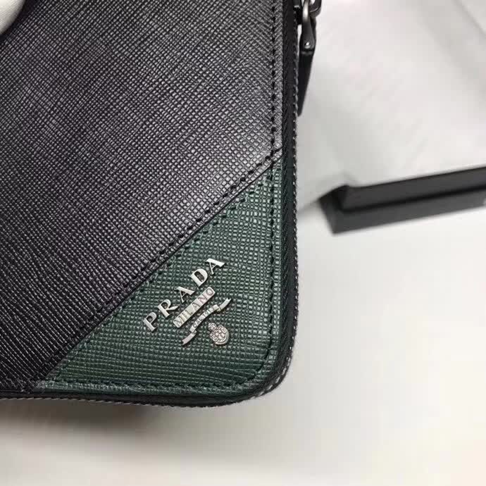 【原版皮】普拉达/Prada 拉链钱夹，选用十字纹小牛皮裁制而成，边角点缀三角散字徽标，经典之作，简单时尚，款号：2ML188