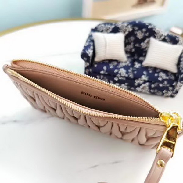 【原版皮】缪缪/Miu Miu 拉链钱夹，采用小羊皮材质精心裁制而成，Matelasse花纹图案，内里标识烫字，款号：5MB006