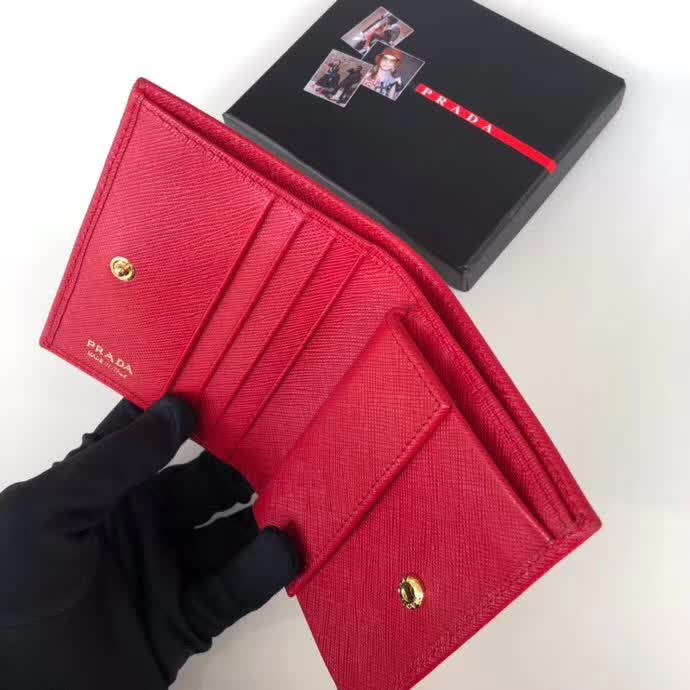 【原版皮】普拉达/Prada 短款钱夹，选用十字纹小牛皮裁制而成，点缀金色散字唛徽标，简单实用，提升个人品味的一款，款号：1M0204