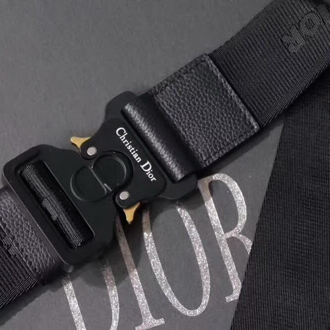 【原版皮】迪奥/Dior 马鞍包，选用Oblique提花帆布搭配同色系牛皮皮革裁制而成，饰有Christian Dior带扣细节，彰显出自由与独特个性，看起来帅气又低调