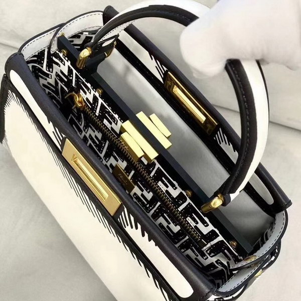 【原版皮】芬迪/Fendi 加州天空系列手Peekaboo手袋，白色皮革材质，以对比鲜明的黑色图形轮廓为特色，营造出二维效果，两侧则缀以经典的扭锁，内衬饰有黑色图形轮廓，构成FF图案，挂饰，字母肩带需另行购买，款号： 8306M