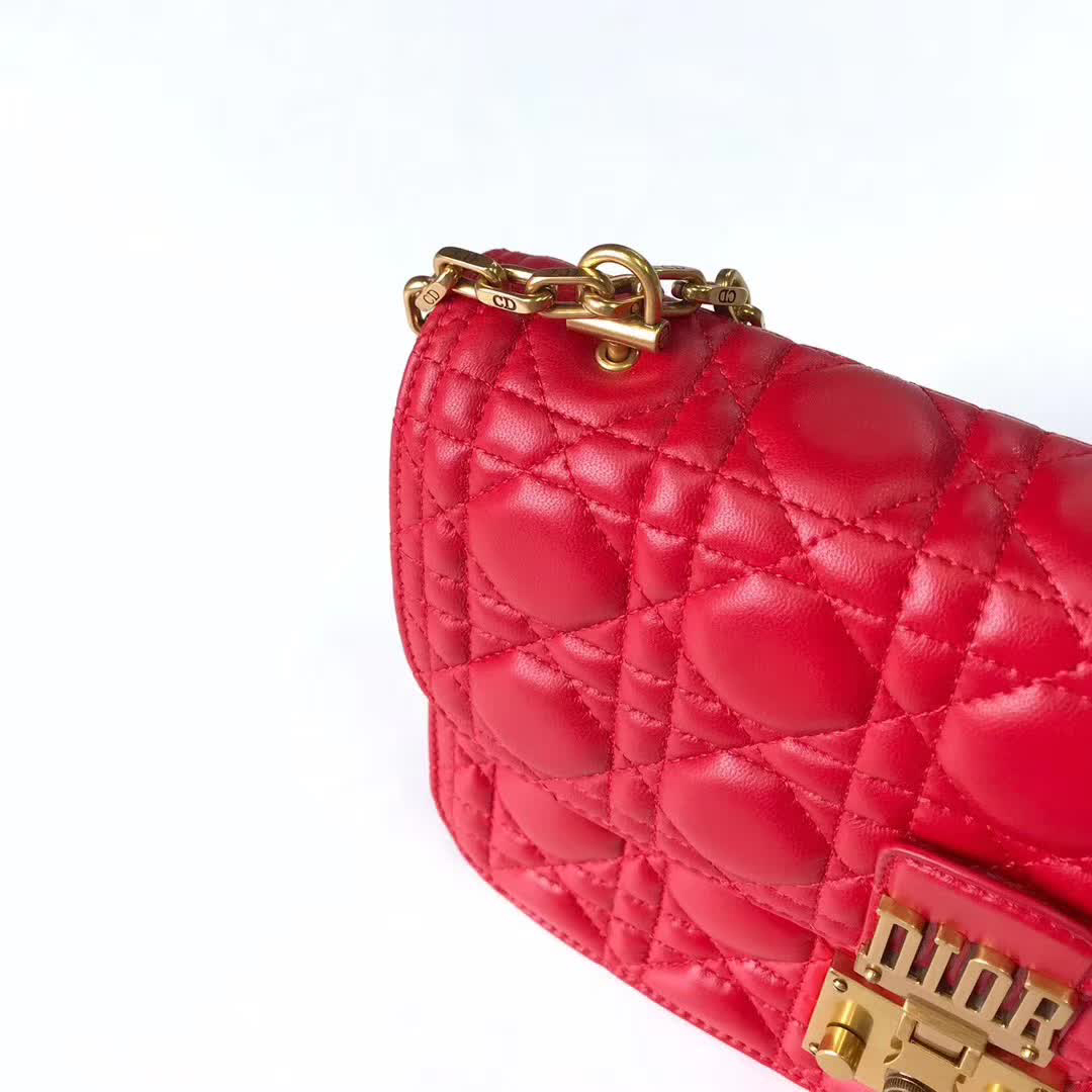 【原版皮】迪奥/Dior 链条包，选用小羊皮绗缝藤格纹，饰以精致又摩登复古品牌标识锁扣，很有年代感，搭配链条肩带，真是perfect