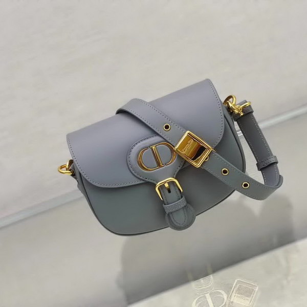 【原版皮】迪奥/Dior bobby 手袋，复古CD logo，硬挺的包身，五金做旧增加了复古感，不易磨损，采用光面牛皮革精心制作，饰以复古金色五金配件提升格调，柔软而富有质感，点缀有军装风格搭扣，款号：M9317