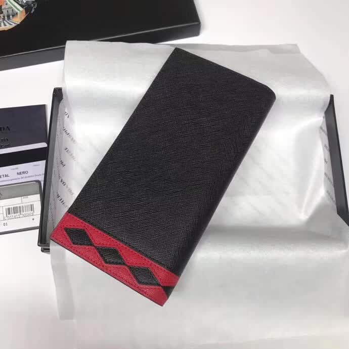 【原版皮】普拉达/Prada 西装钱夹，选用十字纹牛皮裁制而成，饰以菱形拼色，精湛走线均匀整齐，油边顺滑，款号：2MV836