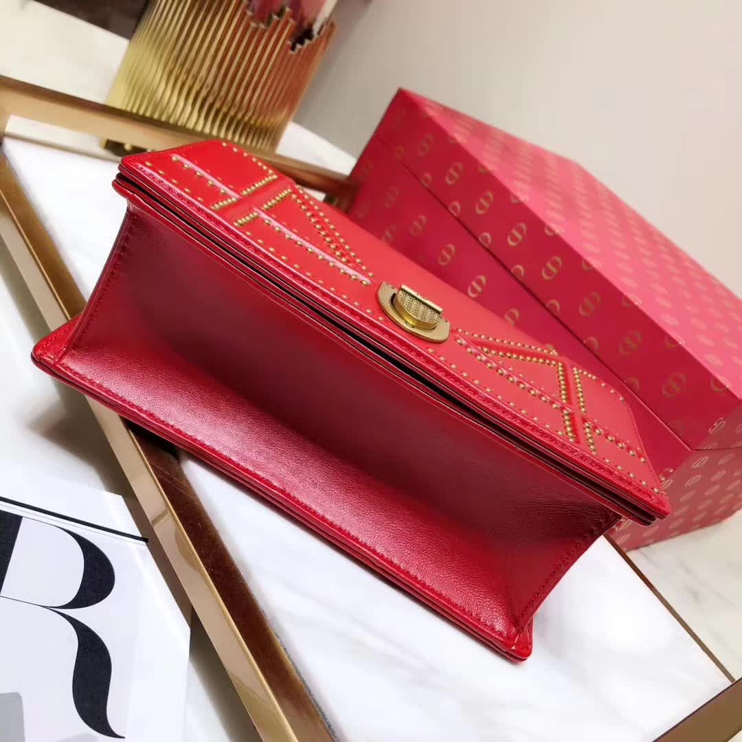 【原版皮】迪奥/Dior 链条包，选用小羊皮裁制而成，缀以饰钉 Archicannage藤格纹图案，徽章锁扣，美得不要不要的