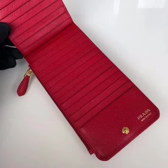 【原版皮】普拉达/Prada 卡包，男女通用款，选用十字纹牛皮裁制而成，点缀金色散字唛徽标，超大容量