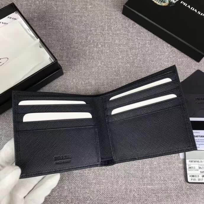 【原版皮】普拉达/Prada 短款钱夹，选用十字纹小牛皮裁制而成，边角点缀散字唛标识，经典之作，简单时尚，款号：2M0513